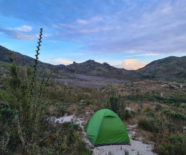 Pernoite em acampamento selvagem no Rancho Caído